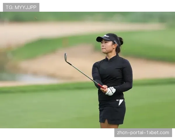 果岭边的抉择：球员锦标赛关键时刻，球员在推杆与切杆间的漫长思考